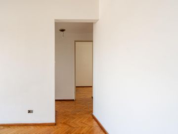 Departamento Tres Ambientes. Venta. Flores. Con Balcón