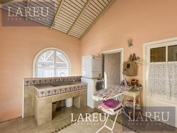 Casa en el barrio privado La Legua