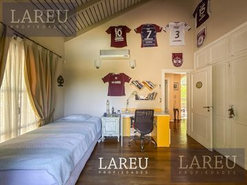 Casa en el barrio privado La Legua