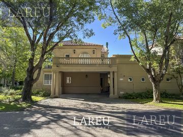 Casa en el barrio privado La Legua