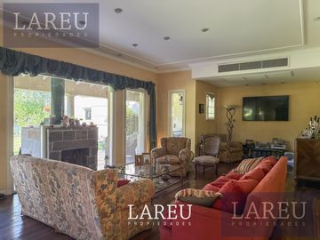 Casa en el barrio privado La Legua