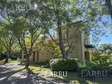 Casa en el barrio privado La Legua