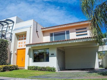 Casa en venta dentro de coto en Valle Real, Zapopan