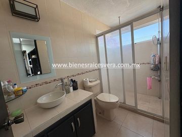 CASA EN RENTA AMUEBLADA EN TEQUISQUIAPAN EN EL FRACC. LOS VIÑEDOS. Meli