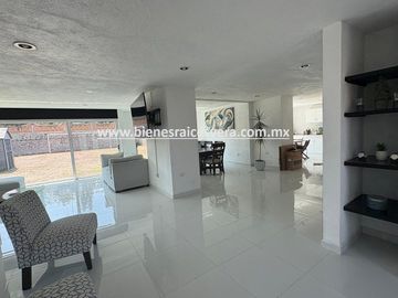 CASA EN RENTA AMUEBLADA EN TEQUISQUIAPAN EN EL FRACC. LOS VIÑEDOS. Meli
