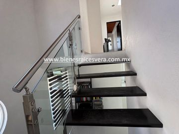 CASA EN RENTA AMUEBLADA EN TEQUISQUIAPAN EN EL FRACC. LOS VIÑEDOS. Meli