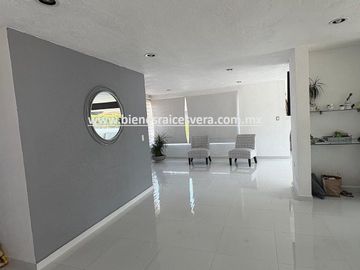 CASA EN RENTA AMUEBLADA EN TEQUISQUIAPAN EN EL FRACC. LOS VIÑEDOS. Meli