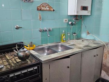 CASA EN VENTA 4 AMBIENTES CONSTITUCION CON PATIO SIN EXPENSAS A REFACCIONAR