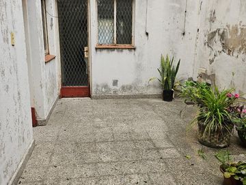 CASA EN VENTA 4 AMBIENTES CONSTITUCION CON PATIO SIN EXPENSAS A REFACCIONAR
