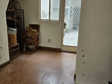 CASA EN VENTA 4 AMBIENTES CONSTITUCION CON PATIO SIN EXPENSAS A REFACCIONAR