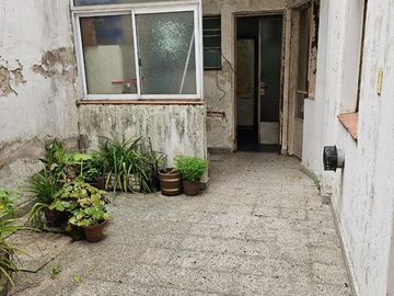 CASA EN VENTA 4 AMBIENTES CONSTITUCION CON PATIO SIN EXPENSAS A REFACCIONAR