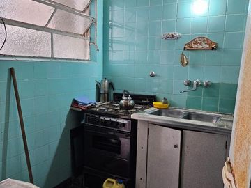 CASA EN VENTA 4 AMBIENTES CONSTITUCION CON PATIO SIN EXPENSAS A REFACCIONAR