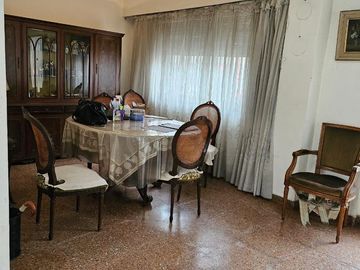 CASA EN VENTA 4 AMBIENTES CONSTITUCION CON PATIO SIN EXPENSAS A REFACCIONAR