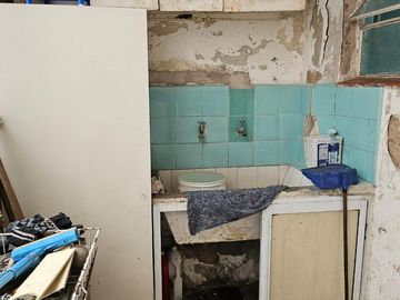 CASA EN VENTA 4 AMBIENTES CONSTITUCION CON PATIO SIN EXPENSAS A REFACCIONAR