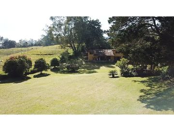 FINCA CON ESPECTACULAR LOTE EN CABECERAS