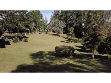 FINCA CON ESPECTACULAR LOTE EN CABECERAS