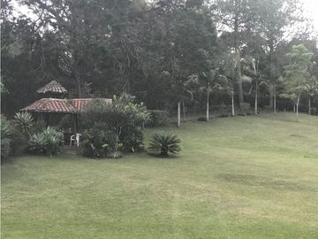 FINCA CON ESPECTACULAR LOTE EN CABECERAS
