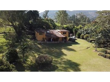 FINCA CON ESPECTACULAR LOTE EN CABECERAS