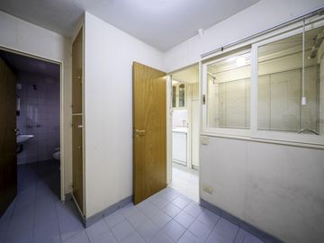Importante semipiso de categoría, 4 amb, dos cocheras, dependencia,pileta y baulera.