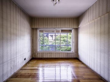 Importante semipiso de categoría, 4 amb, dos cocheras, dependencia,pileta y baulera.
