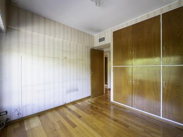 Importante semipiso de categoría, 4 amb, dos cocheras, dependencia,pileta y baulera.