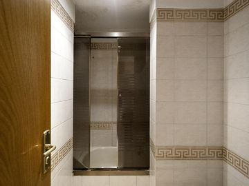 Importante semipiso de categoría, 4 amb, dos cocheras, dependencia,pileta y baulera.