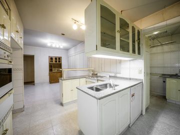 Importante semipiso de categoría, 4 amb, dos cocheras, dependencia,pileta y baulera.