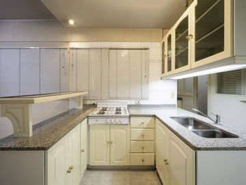 Importante semipiso de categoría, 4 amb, dos cocheras, dependencia,pileta y baulera.