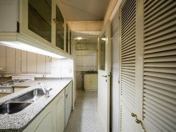 Importante semipiso de categoría, 4 amb, dos cocheras, dependencia,pileta y baulera.