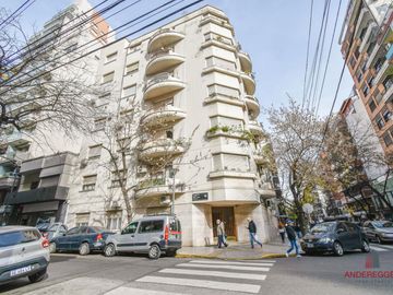 Echeverría y Ciudad de la Paz. Semipiso Reciclado. Dos dormitorios.