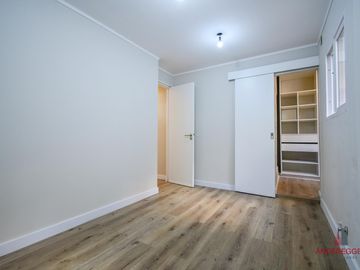Echeverría y Ciudad de la Paz. Semipiso Reciclado. Dos dormitorios.