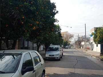 VENTA - PH 2 dormitorios, con patios y cochera - Barrio Roque Saenz Peña, Rosario.