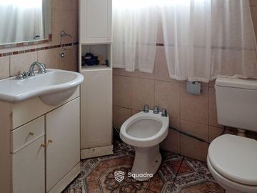 VENTA - PH 2 dormitorios, con patios y cochera - Barrio Roque Saenz Peña, Rosario.