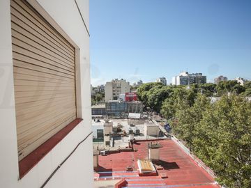 Departamento de 2 ambientes  a metros de Av. Rivadavia y la Plaza Flores- Zona Comercial