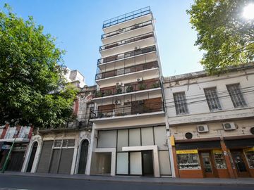 Departamento de 2 ambientes  a metros de Av. Rivadavia y la Plaza Flores- Zona Comercial