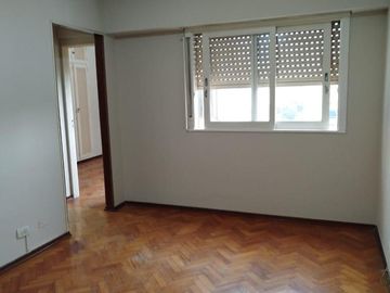 Departamento de 2 ambientes  a metros de Av. Rivadavia y la Plaza Flores- Zona Comercial