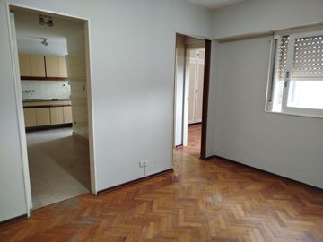 Departamento de 2 ambientes  a metros de Av. Rivadavia y la Plaza Flores- Zona Comercial