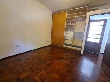 Venta Casa esquina Lourdes Rosario. Cochera Patio Terraza. Apta Credito Hipotecario Dos Dormitorios