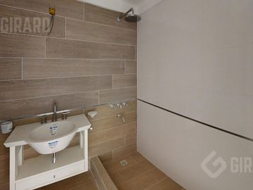 Venta de 3 amb a estrenar. Amplio Living comedor. Zona Paseo Aldrey. Con Patio