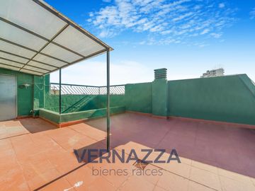APTO CREDITO! Exclusivo triplex de 4 Ambientes con parrilla y terraza propia