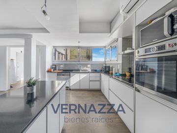 APTO CREDITO! Exclusivo triplex de 4 Ambientes con parrilla y terraza propia