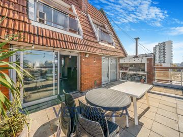 APTO CREDITO! Exclusivo triplex de 4 Ambientes con parrilla y terraza propia