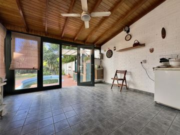 CASA VENTA FLORIDA 4 AMBIENTES JARDÍN PILETA QUINCHO