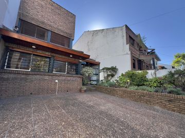 CASA VENTA FLORIDA 4 AMBIENTES JARDÍN PILETA QUINCHO