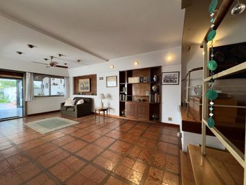 CASA VENTA FLORIDA 4 AMBIENTES JARDÍN PILETA QUINCHO