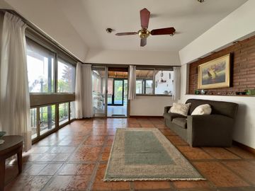 CASA VENTA FLORIDA 4 AMBIENTES JARDÍN PILETA QUINCHO
