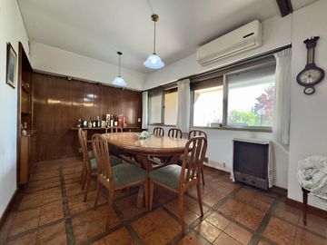 CASA VENTA FLORIDA 4 AMBIENTES JARDÍN PILETA QUINCHO