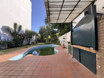 CASA VENTA FLORIDA 4 AMBIENTES JARDÍN PILETA QUINCHO