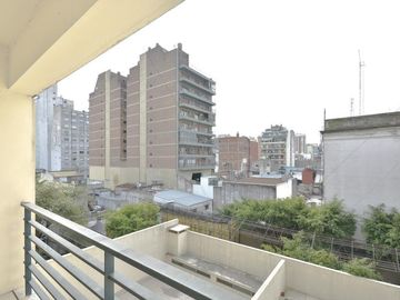 Monoambiente con Balcón en Flores - Apto Profesional