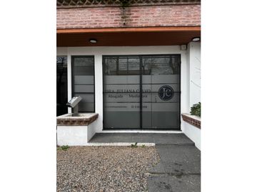SE VENDE LOCAL COMERCIAL EN EL CENTRO DE LUJN! Inmejorable ubicación.